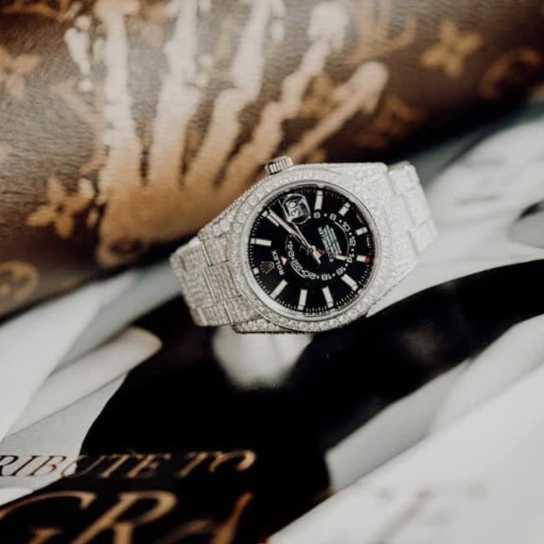 Diamantbesetzte Uhr mit schwarzem Zifferblatt