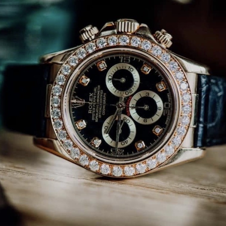 Chronograph mit Diamantbesatz und Lederband