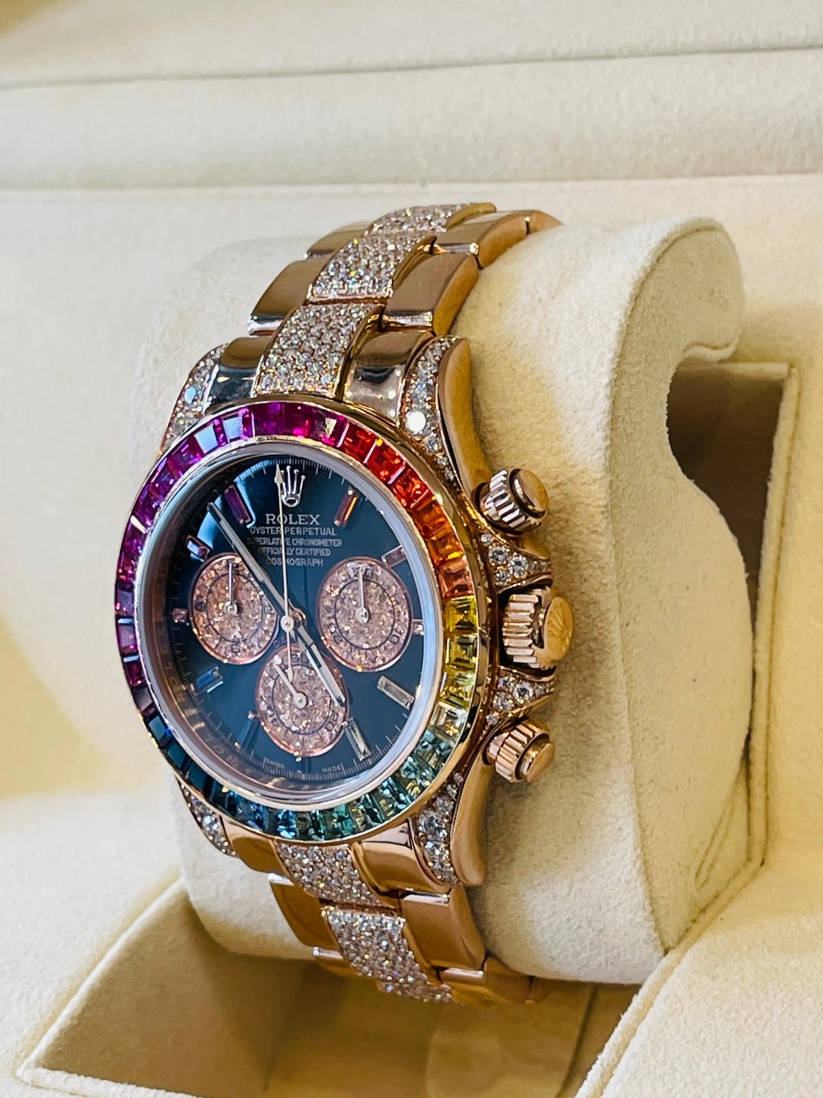 Goldener Chronograph mit blauem Zifferblatt und buntem Diamantbesatz
