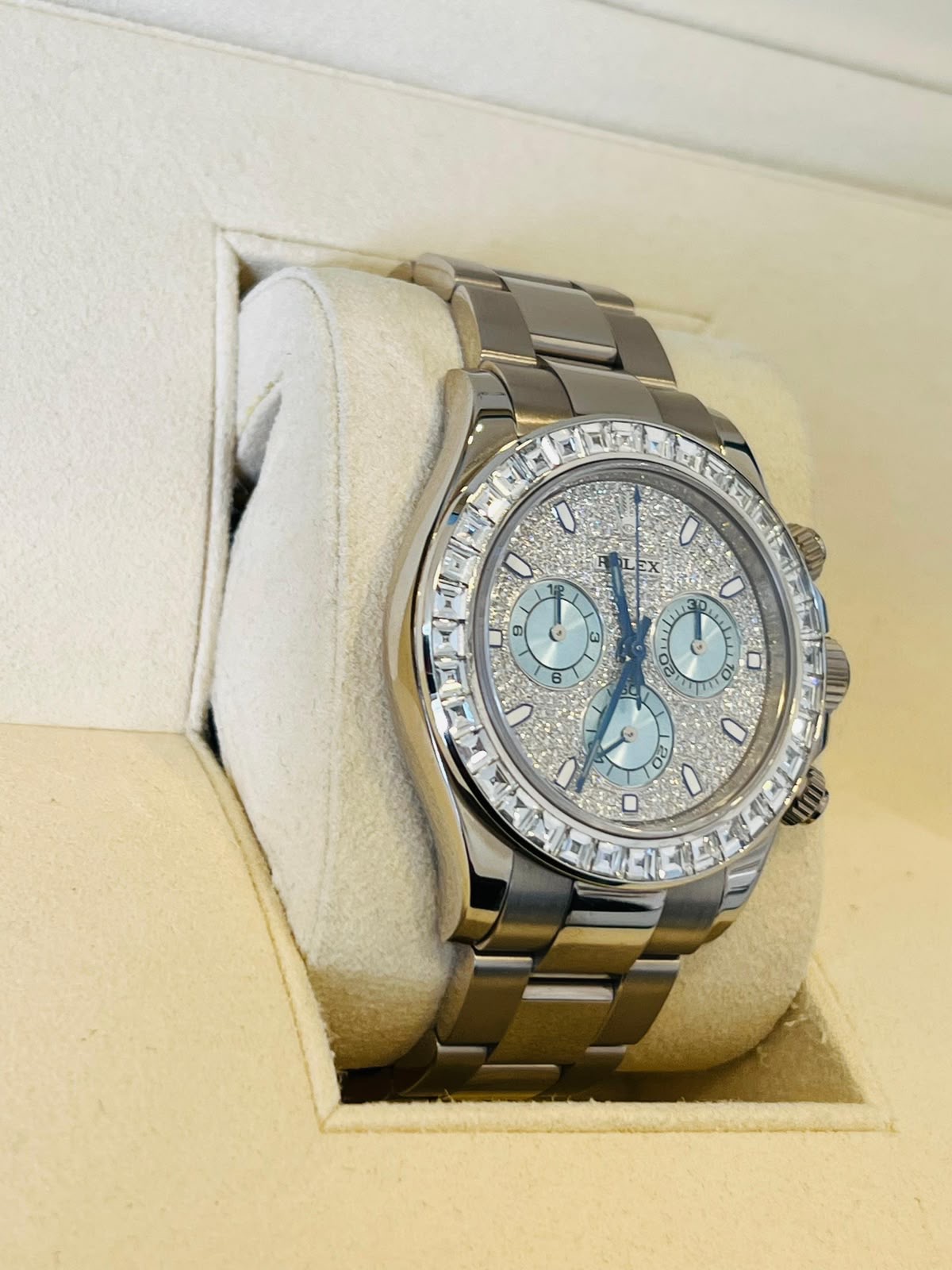 Silberfarbener Chronograph mit hellblauen Zifferblättern und Diamantbesatz